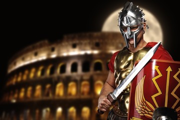 Soldat légionnaire romain devant le Colisée la nuit