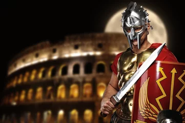 Rolgordijnen Ridders Romeinse legioensoldaat voor het Colosseum & 39 s nachts
