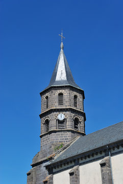 Clocher de l'&eacute;glise n&eacute;o-romane d'Olby (63)