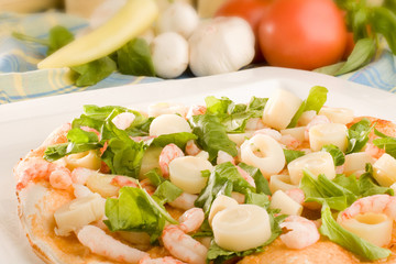 Pizza with shrimps and palm hearts