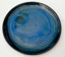 Blauer Keramikteller