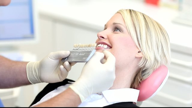 Zahnarzt - Farbbestimmung