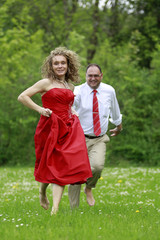 Naklejka premium Paerchen laeuft auf einer Wiese