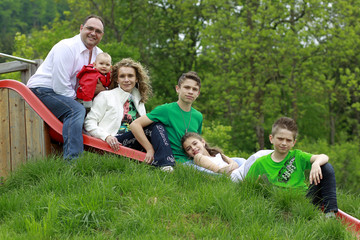 Obraz premium Familie auf einer Kinderrutsche