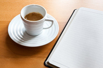 Fototapeta na wymiar Espresso obok notebooka, pamiętnik