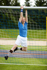 Junge Fussballerin hängt an Latte