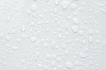 Wassertropfen auf weisser Fläche