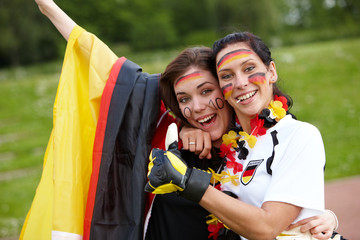 Fussballfans feuern an