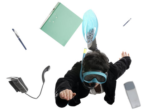 business concept: femme d'affaires nageant dans son bureau