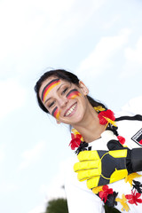 lächelnder weiblicher Deutschlandfan