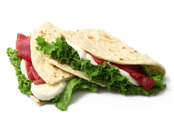 piadina farcita con insalata,mozzarella e prosciutto crudo