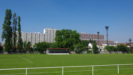 stade et ensemble urbain en banlieue parisienne