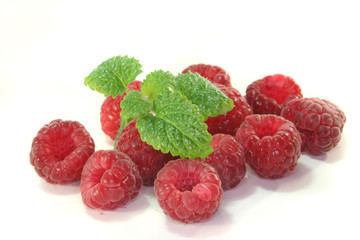 Himbeeren mit Zitronenmelisse