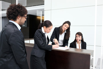 Groupe de commerciaux au bureau