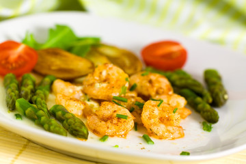 Garnelen mit Backkartoffeln,und grünem Spargel