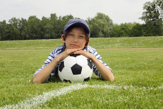 Junge mit Fussball