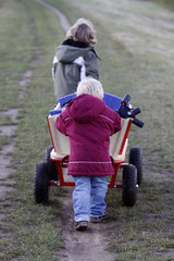 Kinder mit Bollerwagen