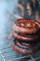 Würstchen-Schnecken auf dem Grill mit Rauch