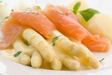 Spargel mit Räucherlachs