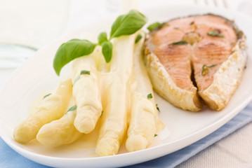 Spargel mit Lachssteack