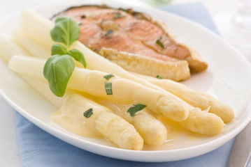 Spargel mit Lachssteak
