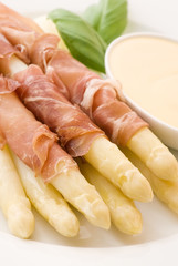 Spargel mit Schinken