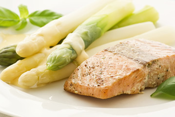 Spargel mit Lachsfilet