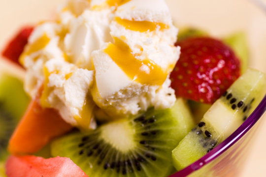 Fruchtsalat, gemischt - mit Karamel-Eis