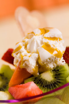 Fruchtsalat, gemischt - mit Karamel-Eis