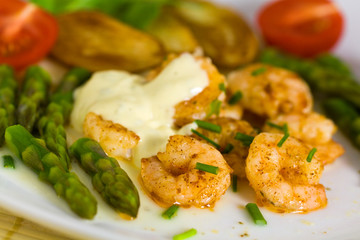 Garnelen mit Backkartoffeln,und grünem Spargel