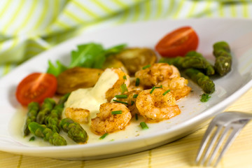 Garnelen mit Backkartoffeln,und grünem Spargel