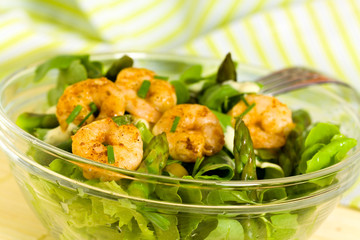 Salat mit Garnelen und grünen Spargeln
