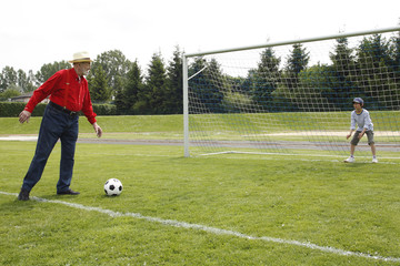 Obraz premium Grossvater und Enkel beim Fussballspiel