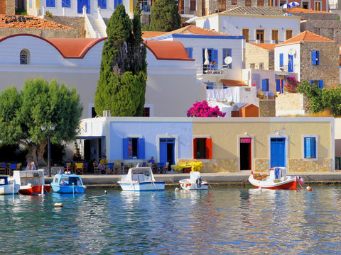 Farbenfrohes Hafenidyll in Griechenland