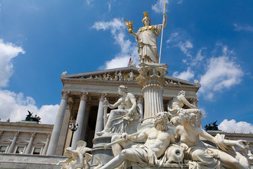 Obraz premium Austrian Parliament building with statue of Athena in Vienna