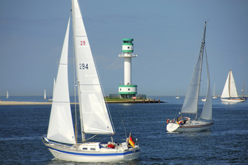 Segelboote am Leuchtturm