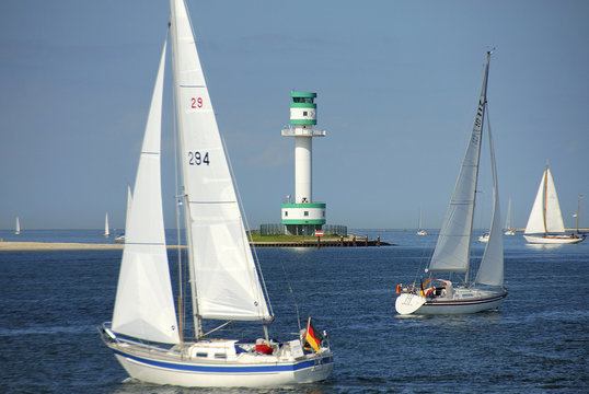 Segelboote am Leuchtturm