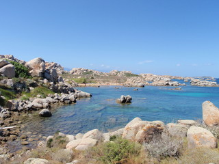 Fototapeta na wymiar Crique dans les îles Lavezzi en Corse