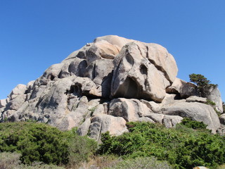 Fototapeta na wymiar Rocher dans les îles Lavezzi en Corse 