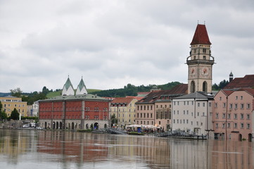 Fototapeta na wymiar Hochwasser - Passau, Donau im Juni 2010