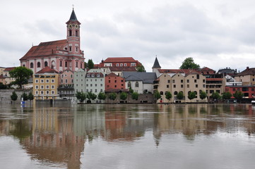 Fototapeta na wymiar Hochwasser - Passau, Donau im Juni 2010