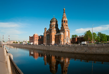 Fototapeta na wymiar Zwiedzanie miasta Saint-Petersburg, Rosja. Kościół i canal