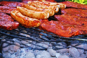 Wurst und Fleisch auf dem Rost