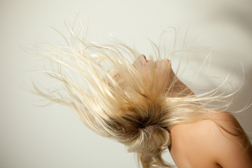 frau im Wind