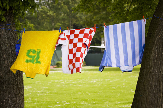 Fussballtrikot hängt auf der Leine