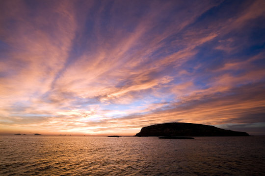 atardecer en el mar mediterraneo en ibiza