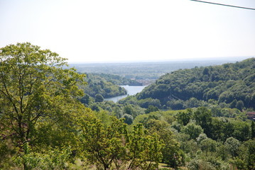 Fototapeta na wymiar rzeka widok wzgórze