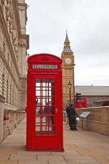 Fototapeta na wymiar Czerwona budka telefoniczna w Londynie