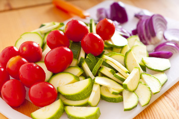 pomodorini cipolle e zucchine verdure miste