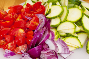 pomodorini cipolle e zucchine verdure miste